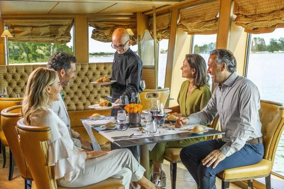 UNIWORLD Boutique River Cruises S.S. La Venezia Ristorante Rialto Lifestyle 2.jpeg
